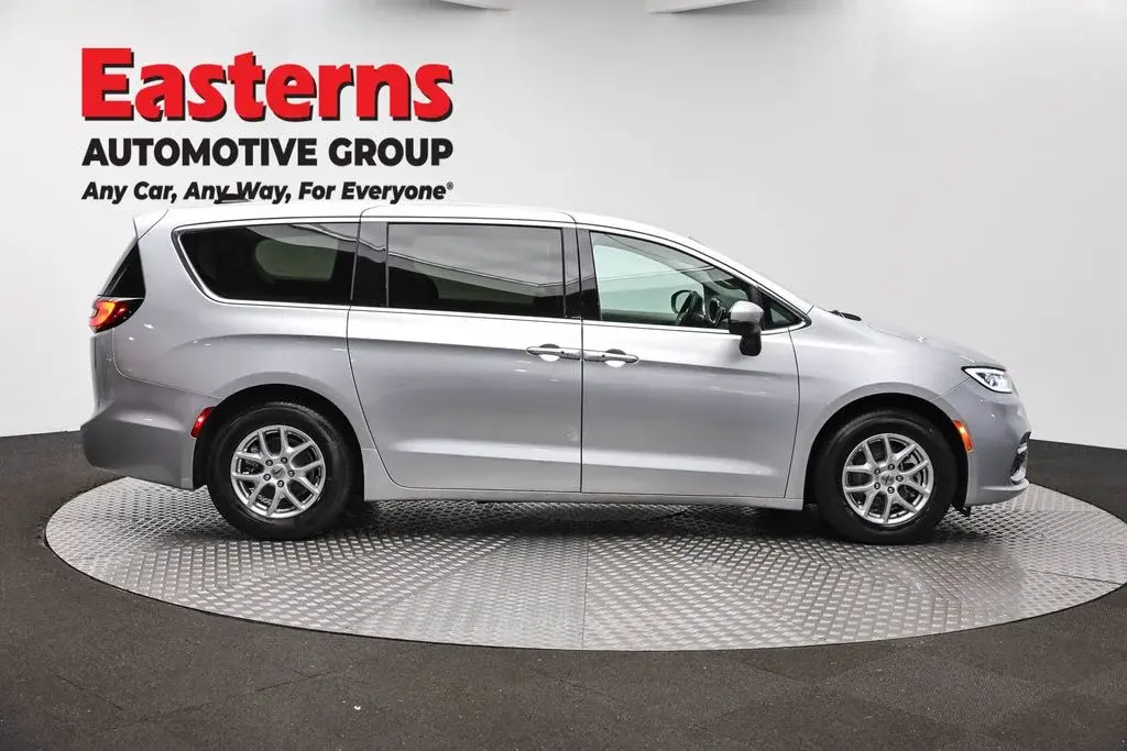2023 Chrysler Pacifica Touring L photo 4