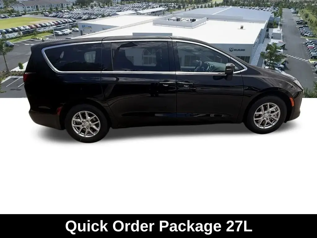 2027 Chrysler Pacifica Select photo 3