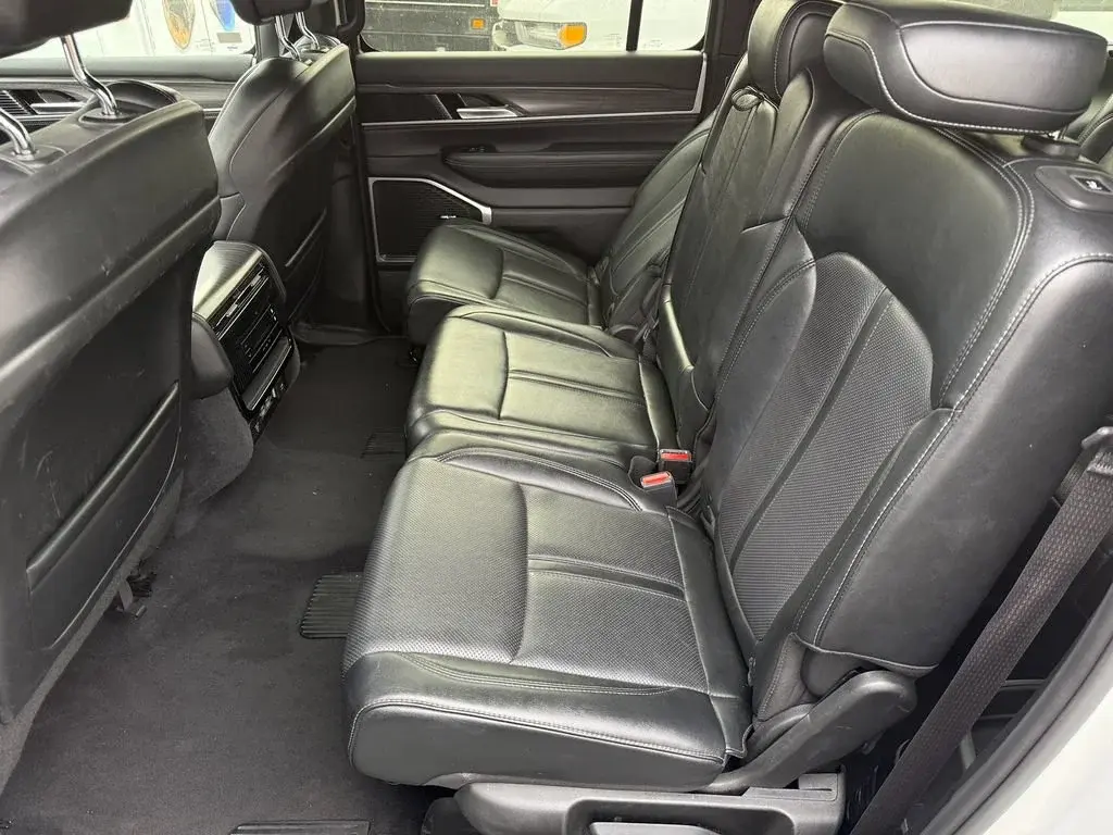 2024 Jeep Wagoneer L undefined photo 4