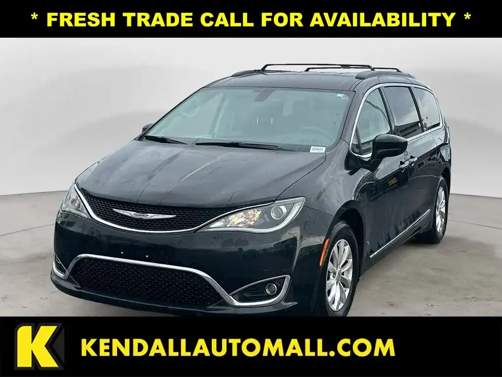 2017 Chrysler Pacifica Touring-L's photo