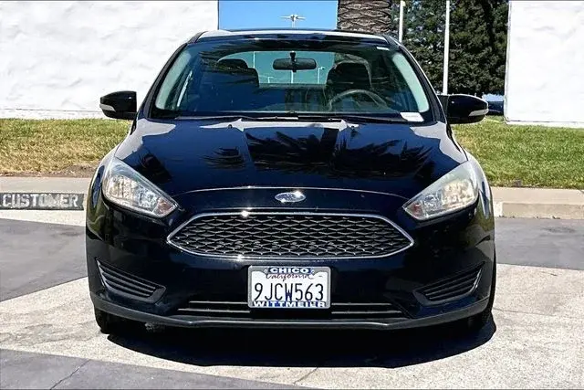 2016 Ford Focus Sedan SE photo 3
