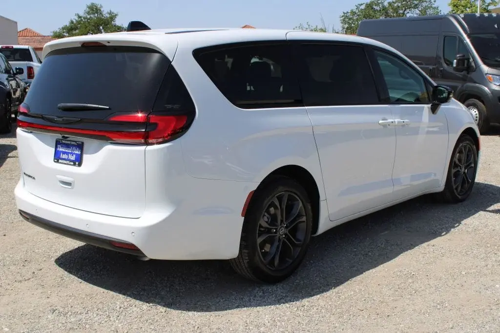 2026 Chrysler Pacifica Select photo 4