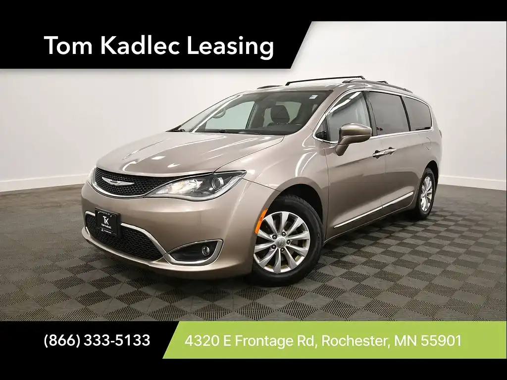 2017 Chrysler Pacifica Touring-L's photo