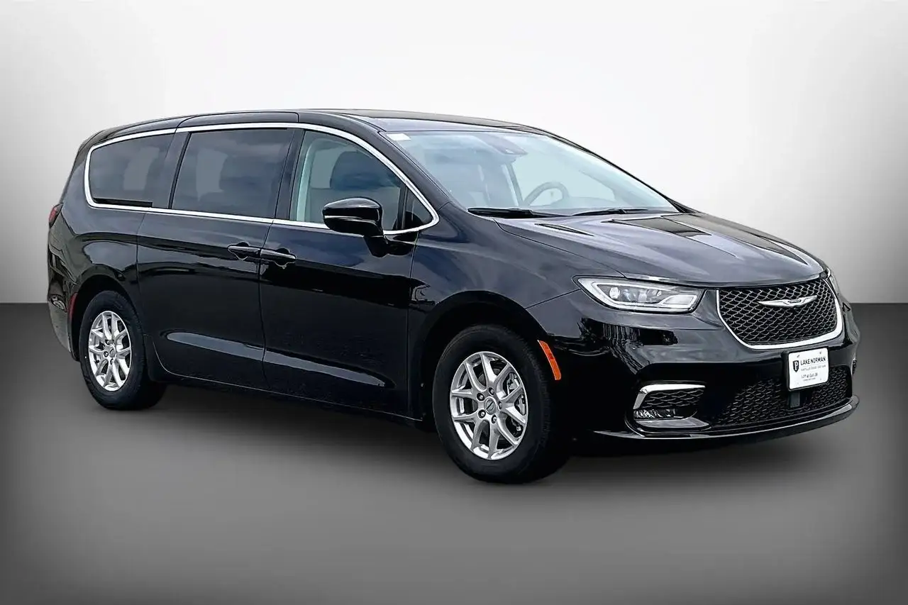 2024 Chrysler Pacifica Touring L photo 1