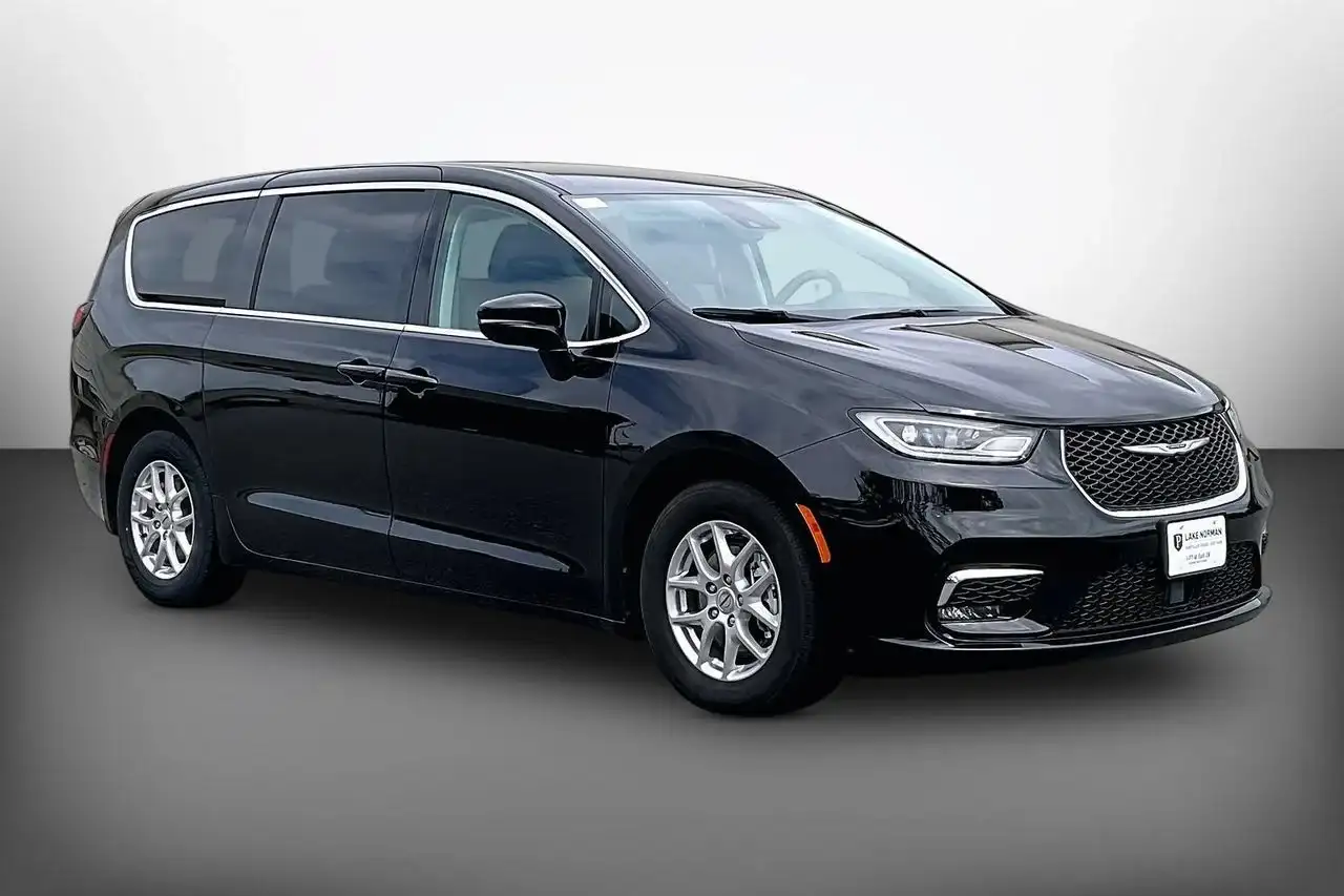 2024 Chrysler Pacifica Touring L's photo