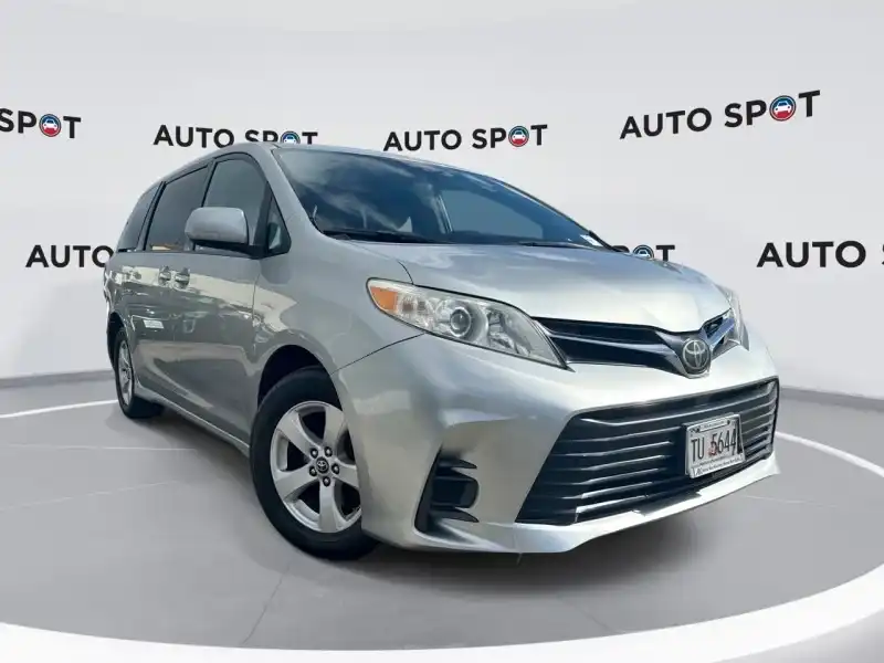 2020 Toyota Sienna LE V6 8-Passenger FWD's photo