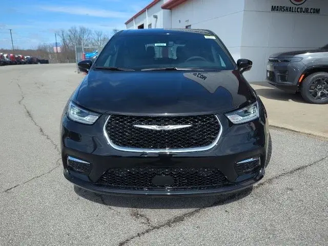 2026 Chrysler Pacifica Select photo 3