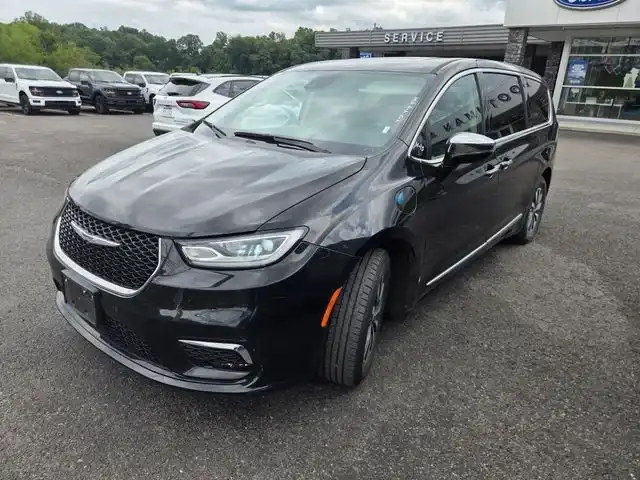 2023 Chrysler Pacifica Hybrid Limited Hybrid's photo