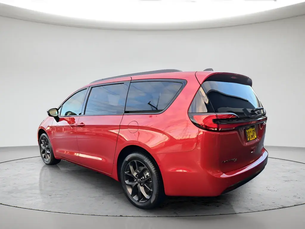 2026 Chrysler Pacifica Select AWD photo 5