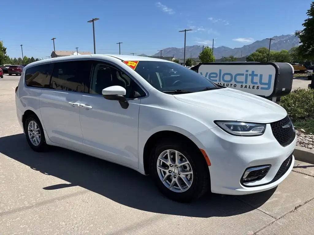 2023 Chrysler Pacifica Touring L's photo