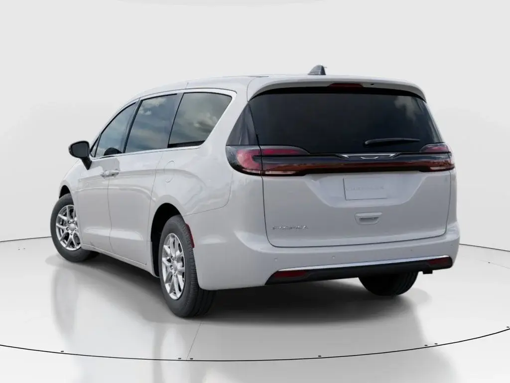 2027 Chrysler Pacifica Select photo 3