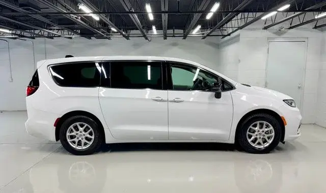 2024 Chrysler Pacifica Touring L photo 5