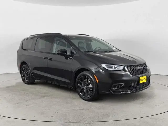 2023 Chrysler Pacifica Limited AWD photo 3