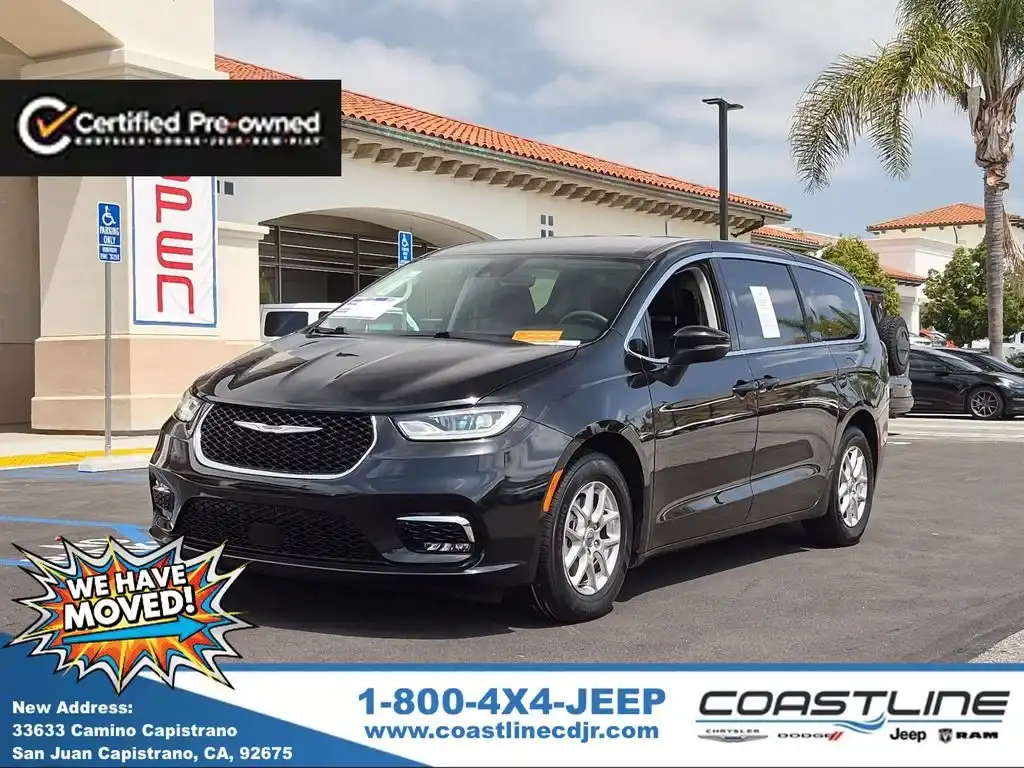 2023 Chrysler Pacifica Touring L's photo