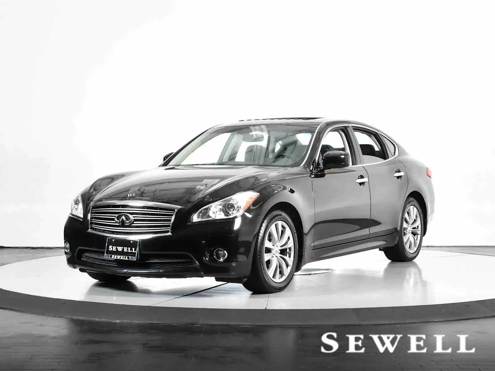 2013 INFINITI M 56's photo