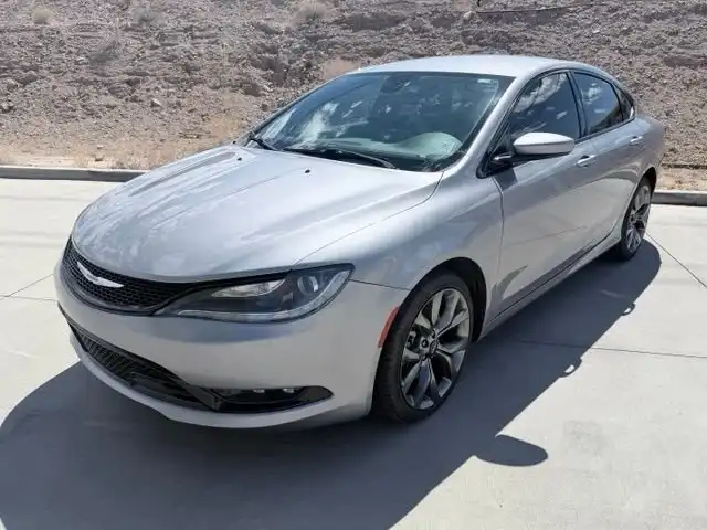 2015 Chrysler 200 S's photo