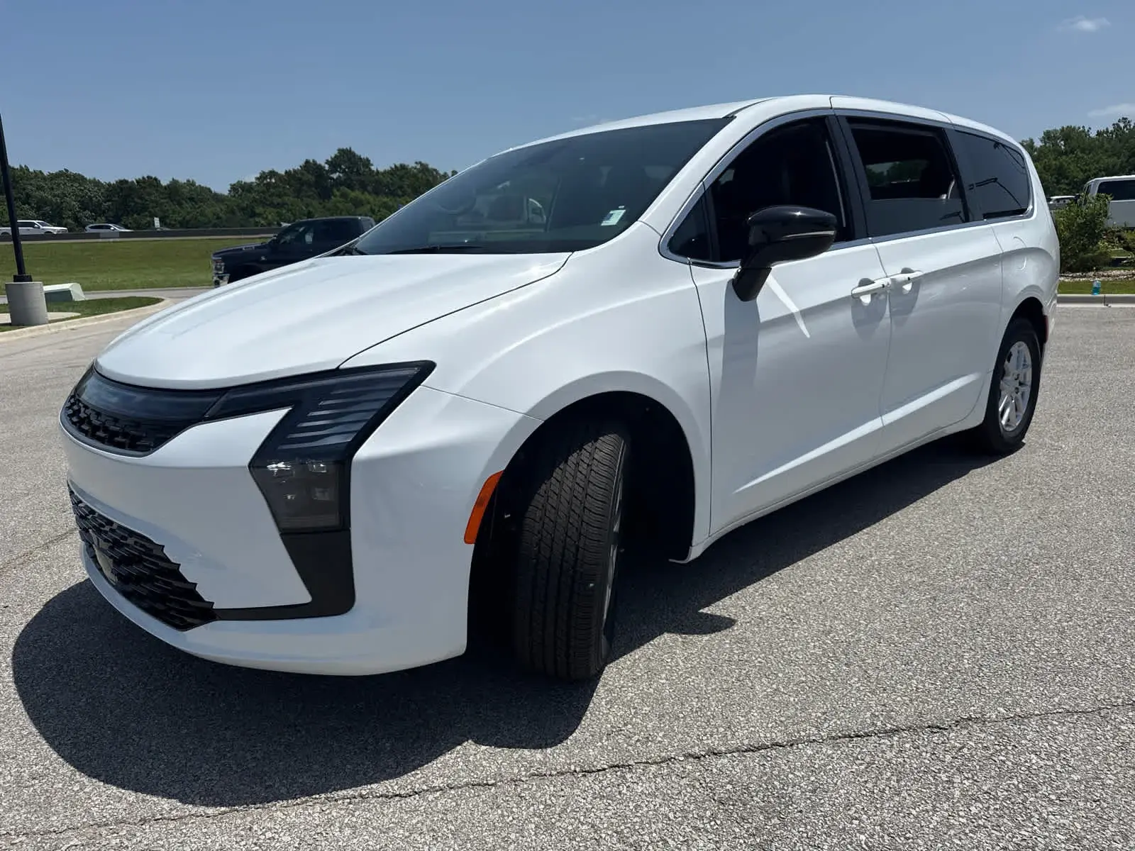 2027 Chrysler Pacifica Select photo 4