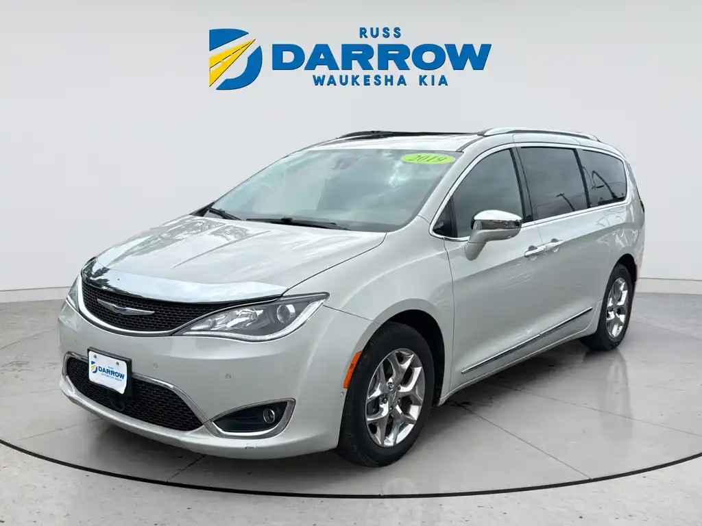 2019 Chrysler Pacifica Limited's photo