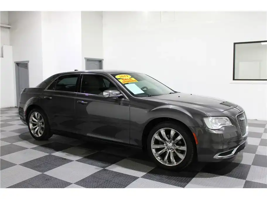 2019 Chrysler 300 Touring's photo