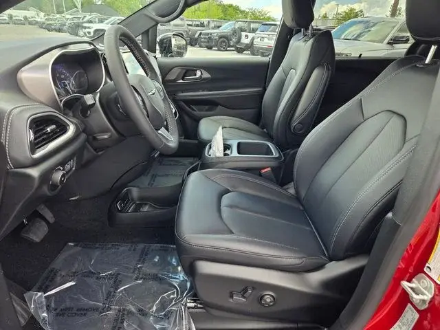 2026 Chrysler Pacifica Select photo 3