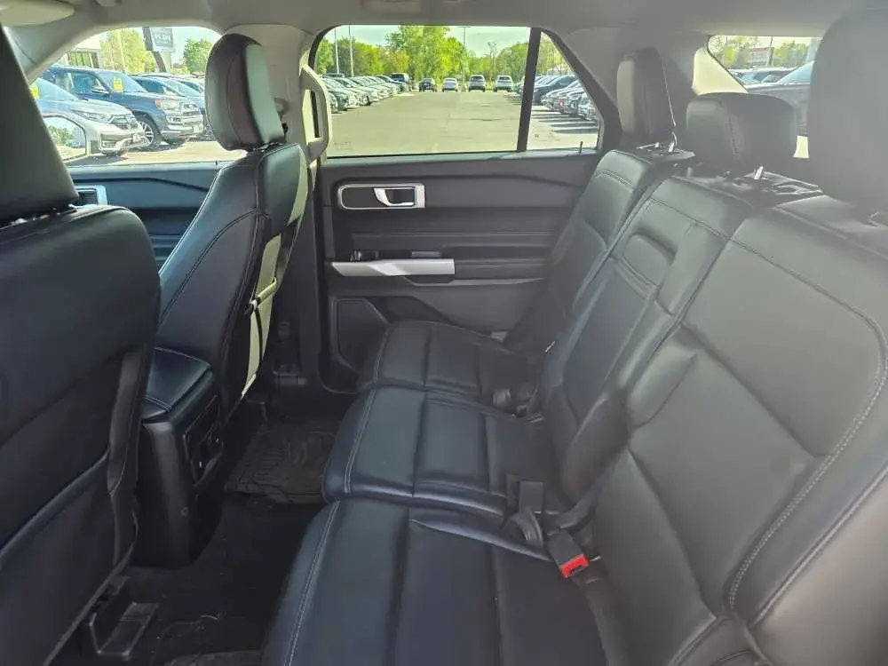 2024 Ford Explorer XLT 4WD photo 4