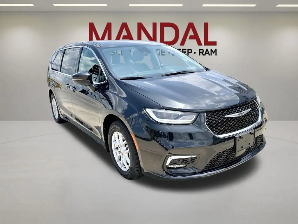 2023 Chrysler Pacifica Touring L photo 3