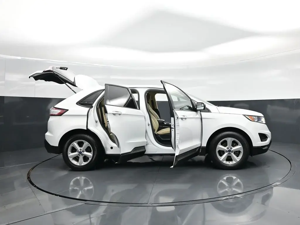 2017 Ford Edge SE photo 4