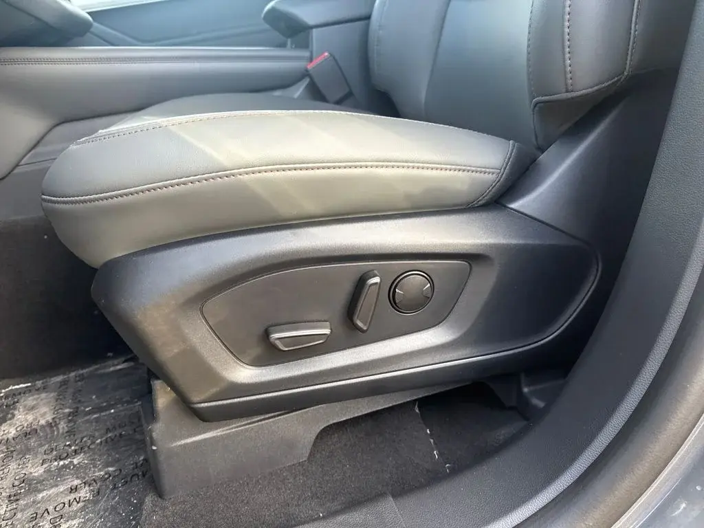 2026 Ford Explorer Active 4WD photo 4