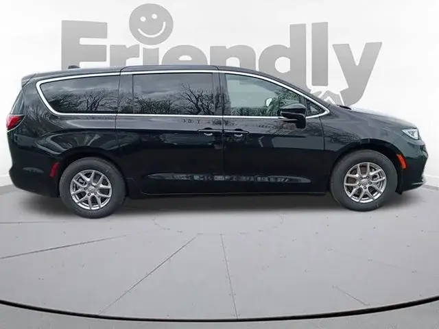 2026 Chrysler Pacifica Select photo 5