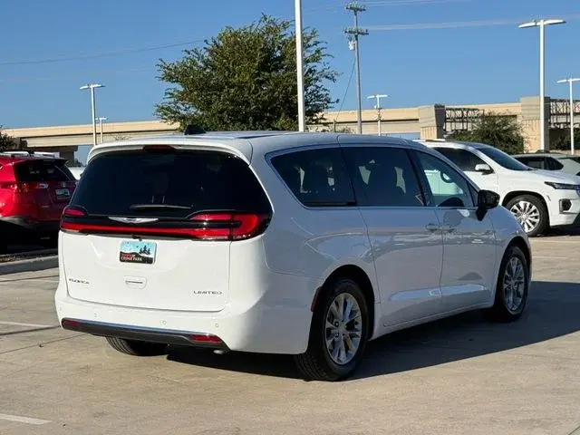 2026 Chrysler Pacifica Limited photo 4
