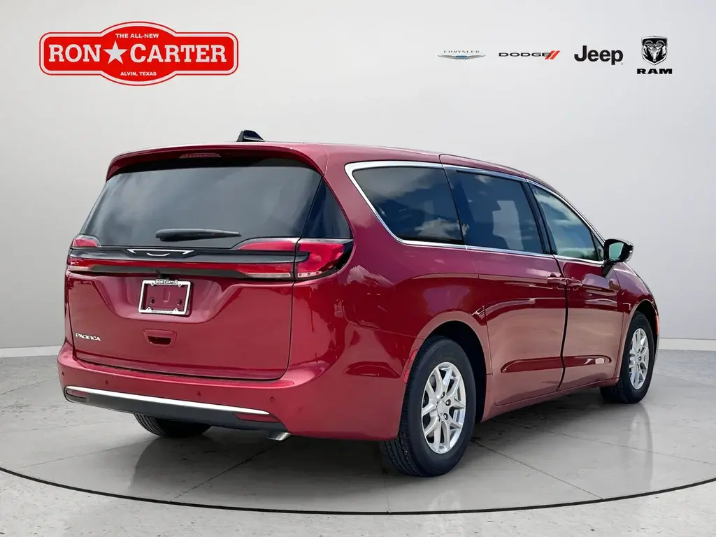 2027 Chrysler Pacifica Select photo 5