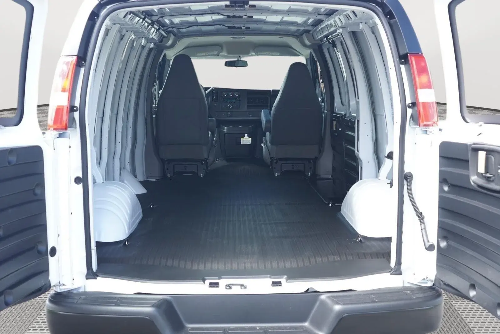 2026 Chevrolet Express 2500 Work Van HD photo 5