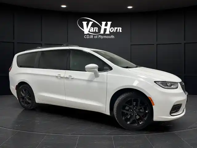 2022 Chrysler Pacifica Touring L's photo