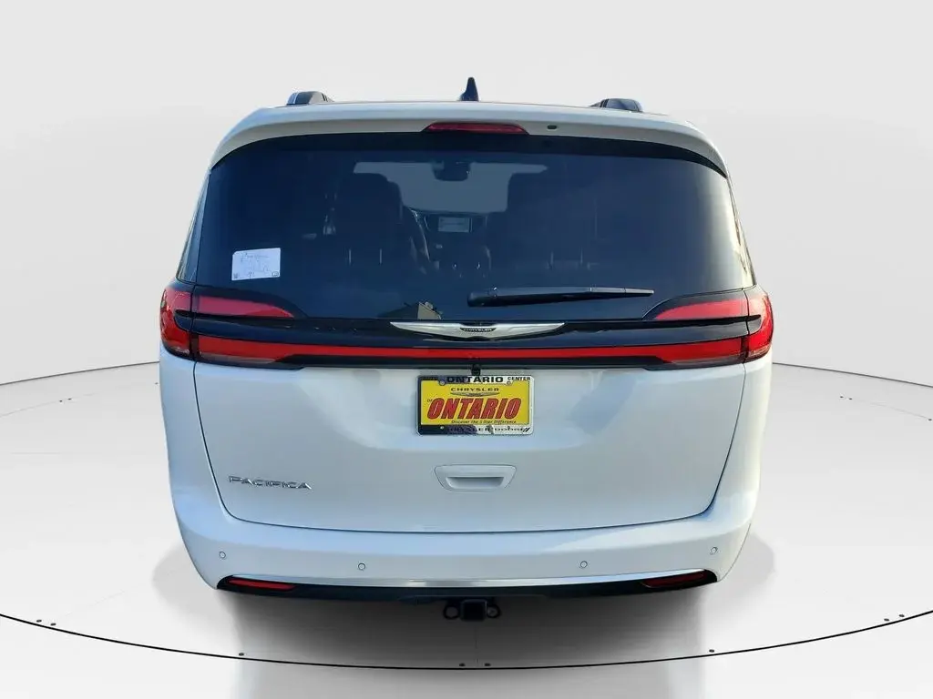 2026 Chrysler Pacifica Pinnacle photo 4