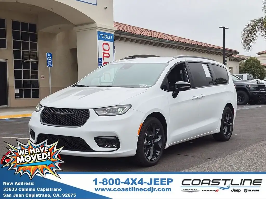 2026 Chrysler Pacifica Select's photo