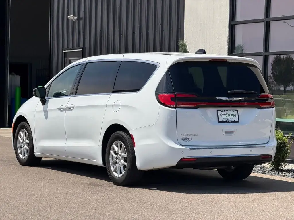2025 Chrysler Pacifica Select photo 3