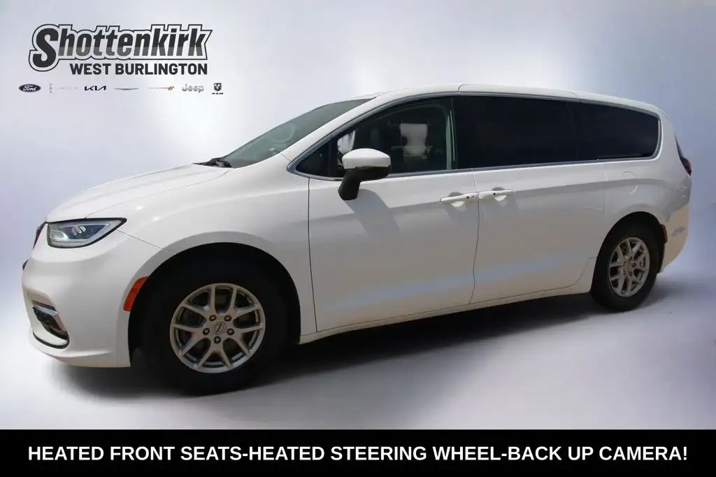 2023 Chrysler Pacifica Touring L's photo