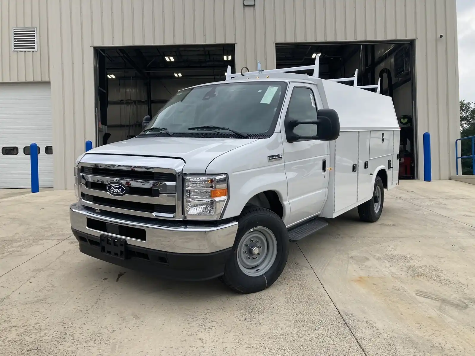 2027 Ford E-Series SRW E-350 Super Duty 138 in WB's photo