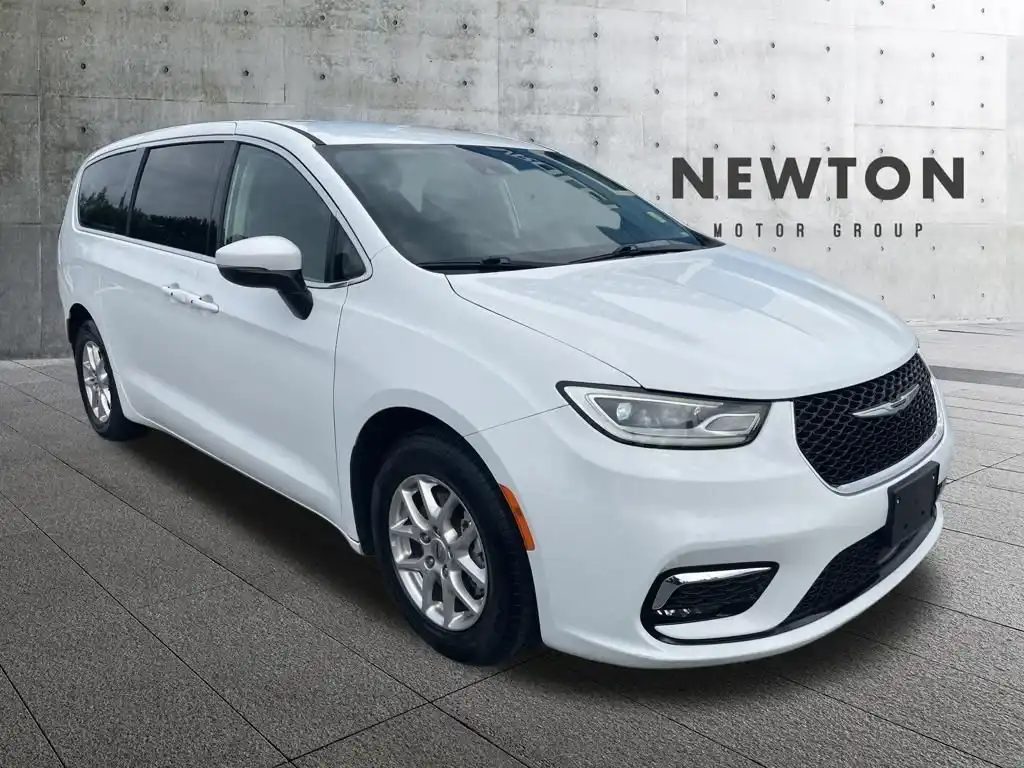 2023 Chrysler Pacifica Touring L's photo