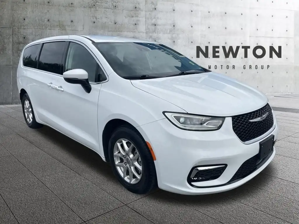 2023 Chrysler Pacifica Touring L's photo