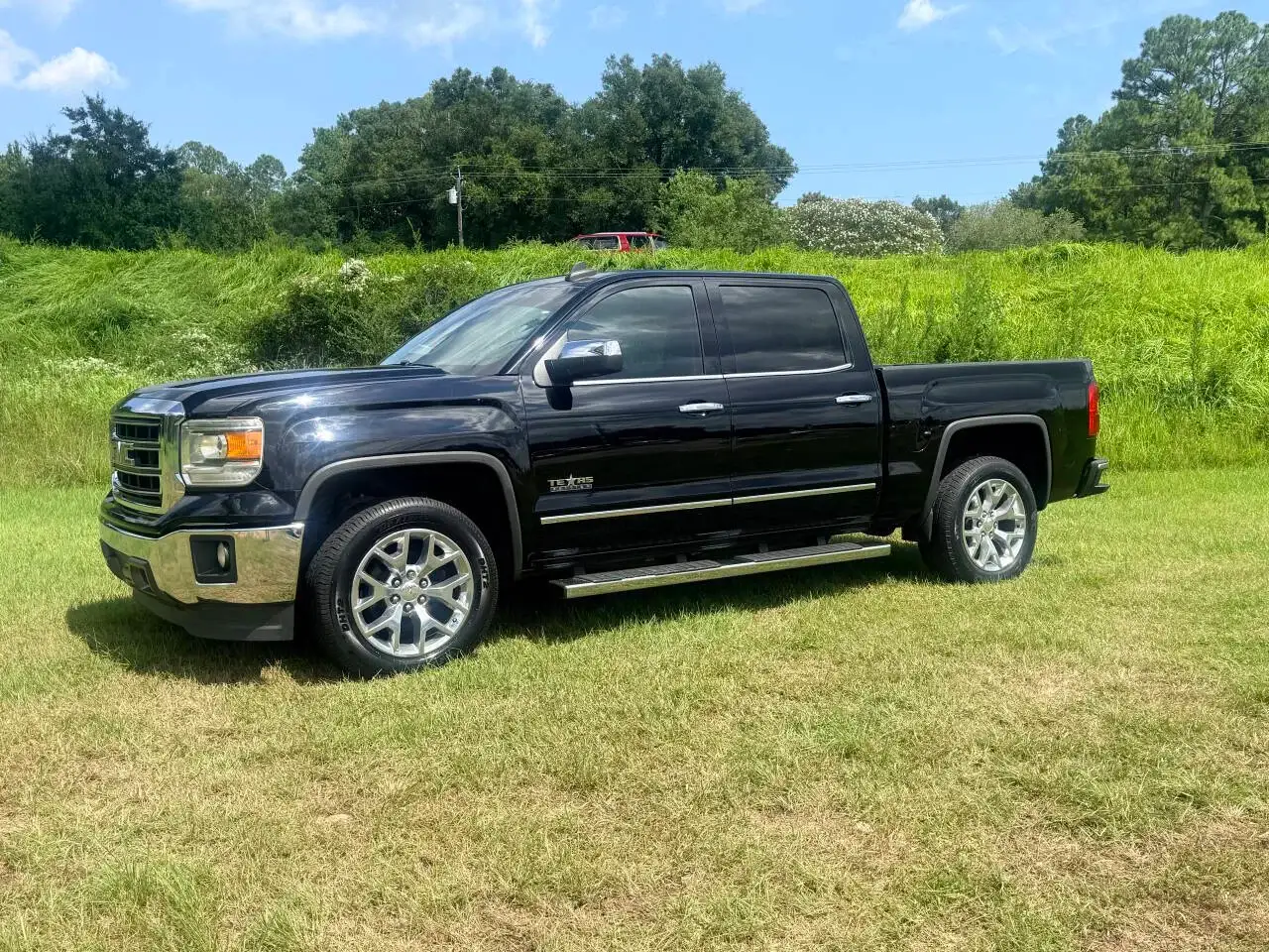 2015 GMC Sierra SLT 2WD Crew Cab SWB photo 1