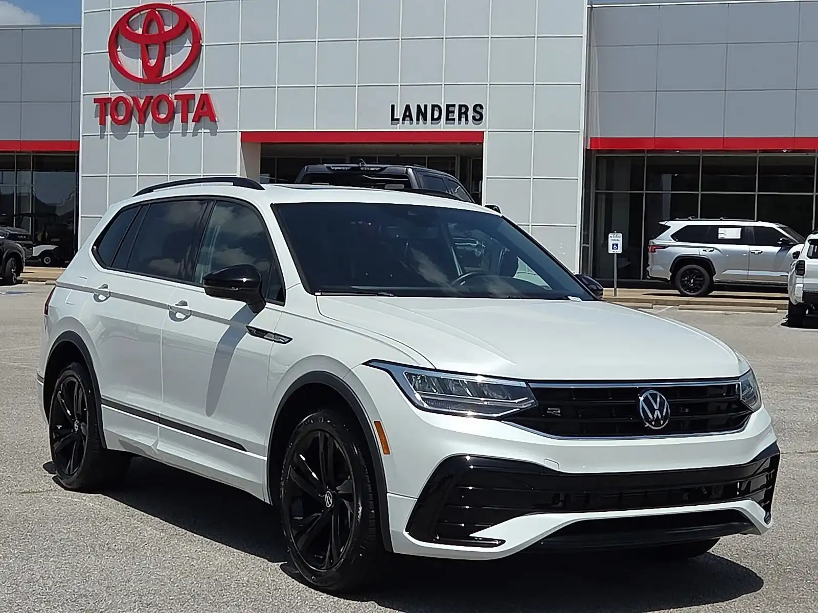 2023 Volkswagen Tiguan 2.0T SE R-Line Black's photo
