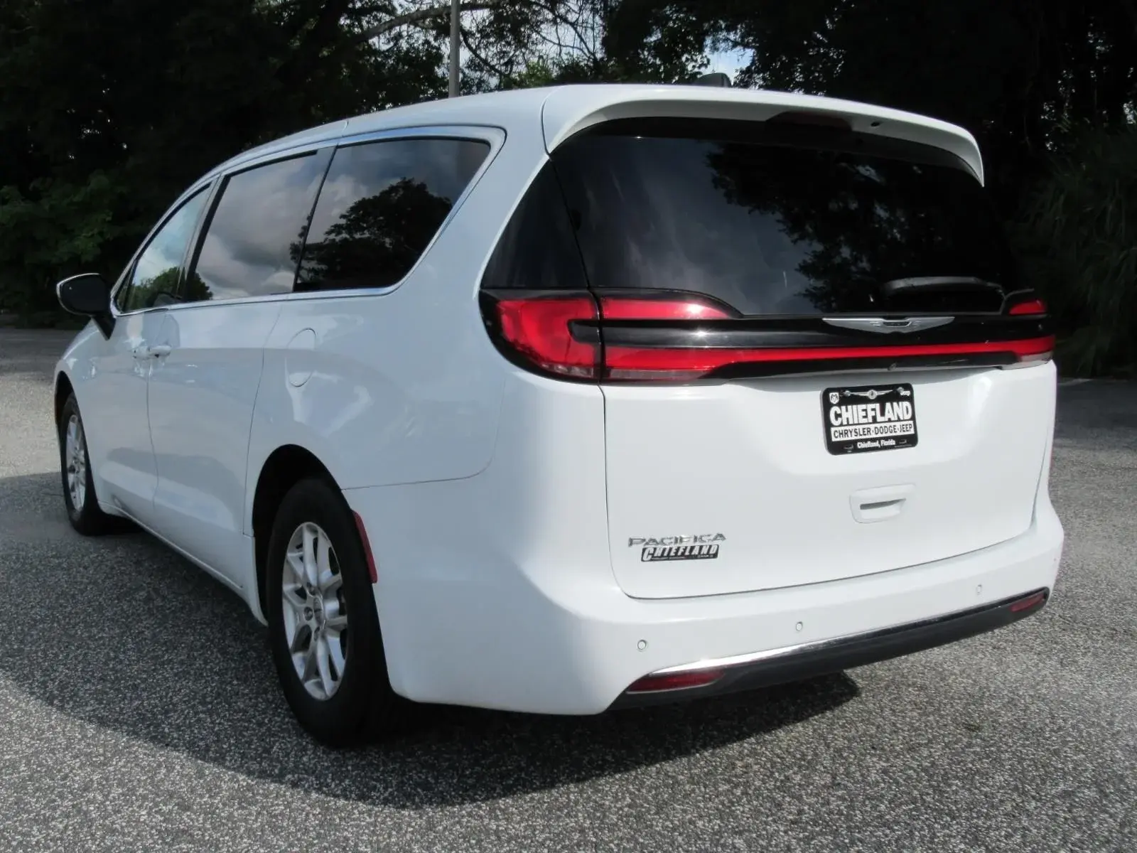 2023 Chrysler Pacifica Touring L photo 5