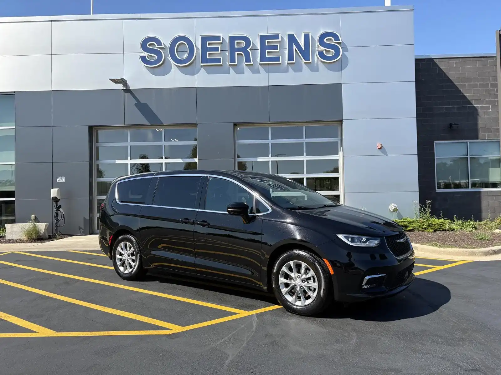2026 Chrysler Pacifica Limited's photo