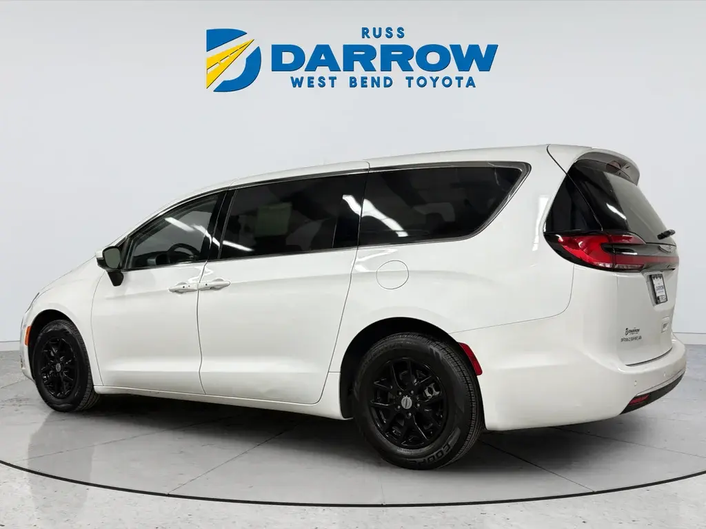2023 Chrysler Pacifica Touring L photo 3
