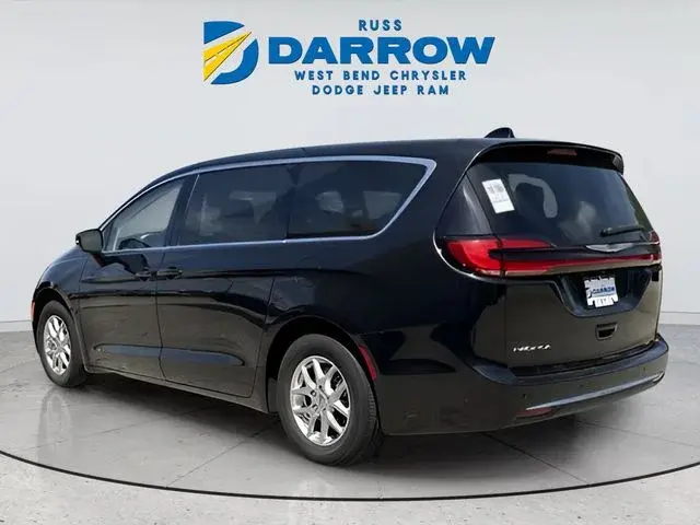 2023 Chrysler Pacifica Touring L photo 3
