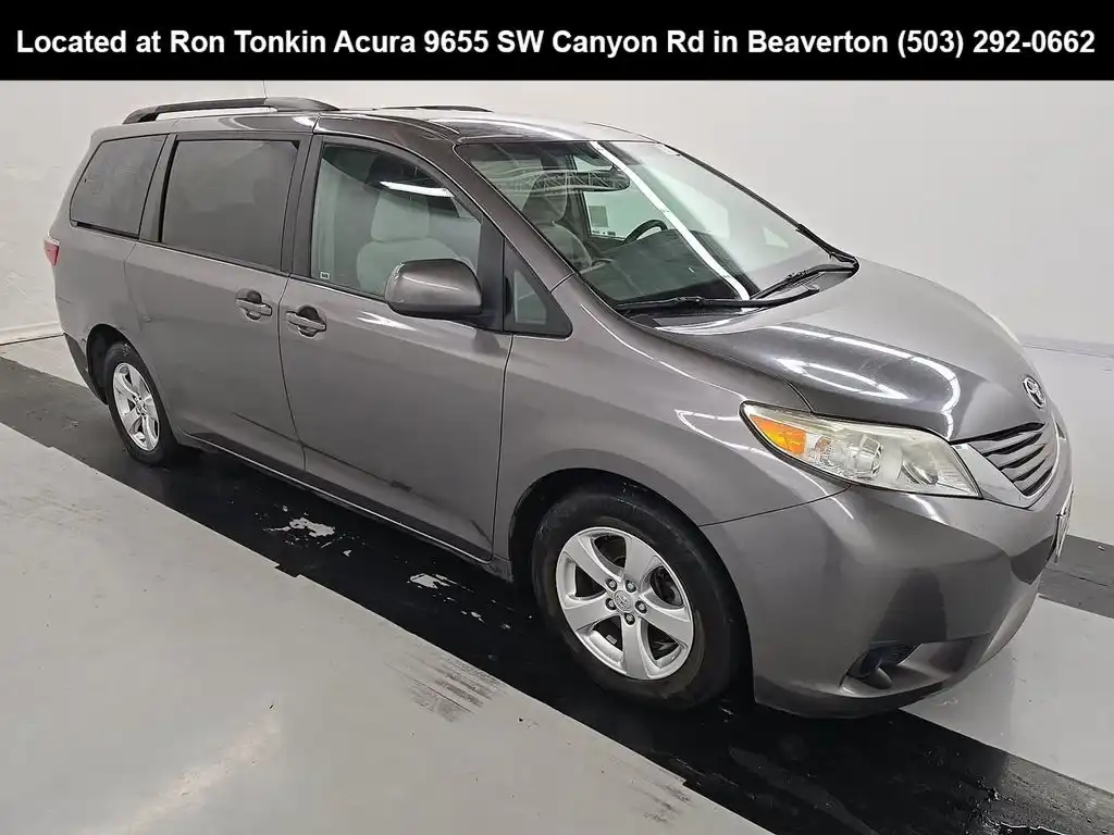 2017 Toyota Sienna LE V6 7-Passenger Access Seat's photo