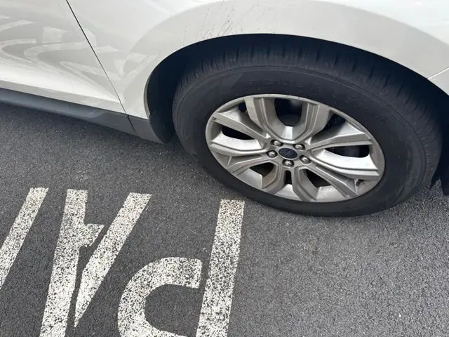 2020 Ford Edge Titanium AWD photo 3