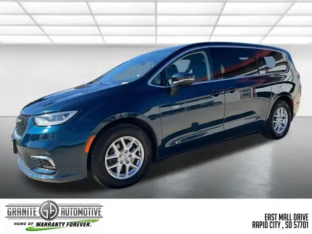 2023 Chrysler Pacifica Touring L's photo
