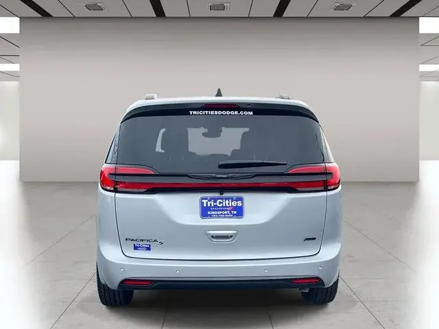 2026 Chrysler Pacifica Select AWD photo 4